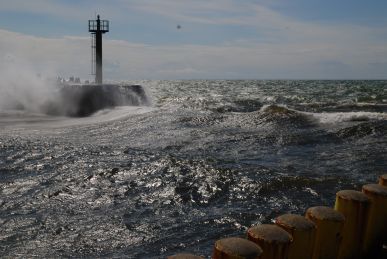 Breakers in the harbour entrance of Darlowo Breakers in the harbour entrance of Darlowo