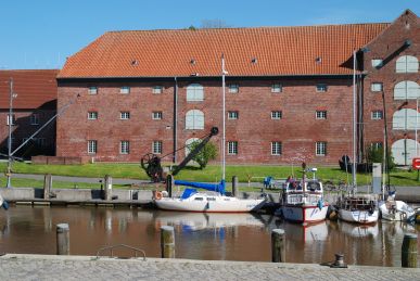 Onrust in Tonning with high water Onrust in Tonning with high water