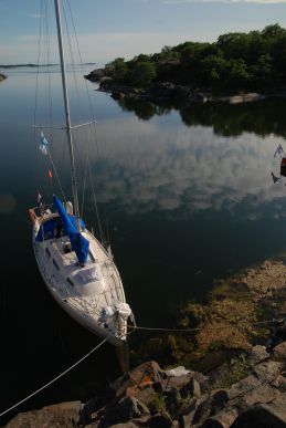 Onrust berthed at a rock on Yxskar Onrust berthed at a rock on Yxskar